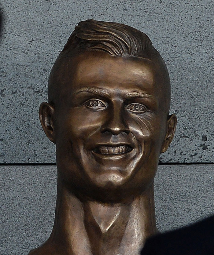 funny-cristiano-ronaldo-statue-fail-33-58dcc00c785ef__700.jpg