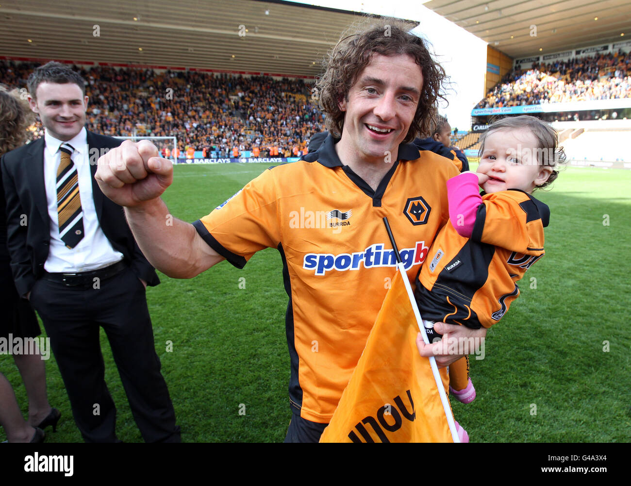 wolverhampton-wanderers-stephen-hunt-celebrates-with-his-daughter-G4A3X4.jpg